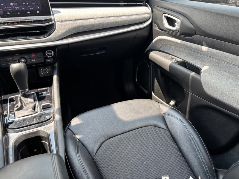 Jeep Compass Vehicle Image 16