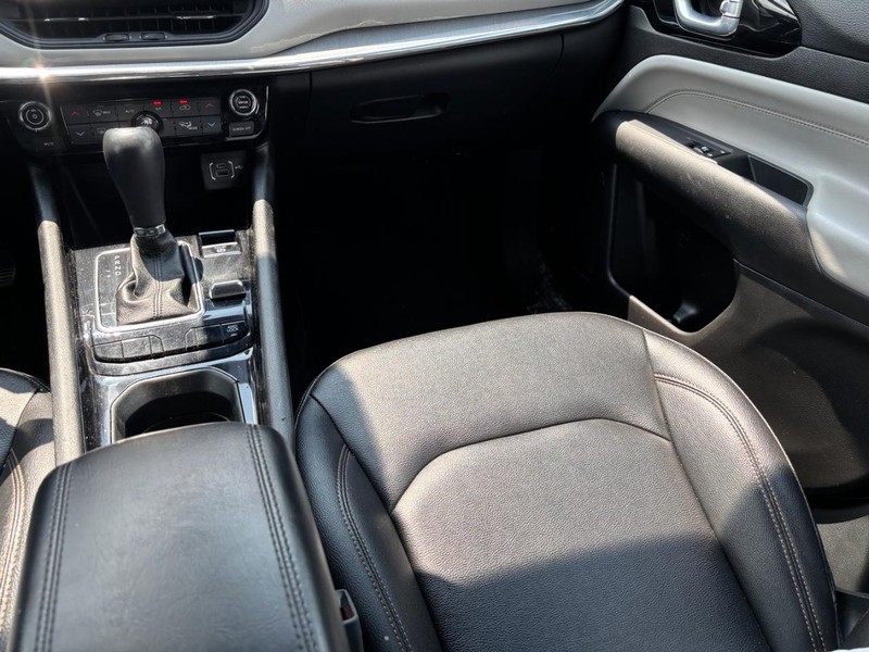 Jeep Compass Vehicle Image 16