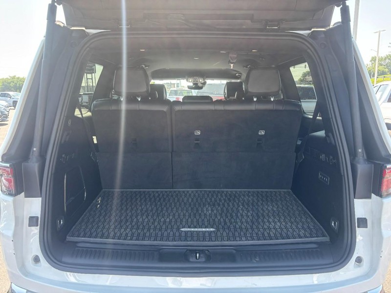 Jeep Wagoneer Vehicle Image 06