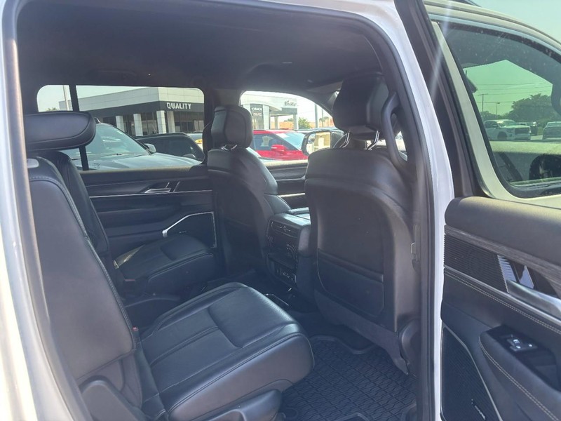 Jeep Wagoneer Vehicle Image 12