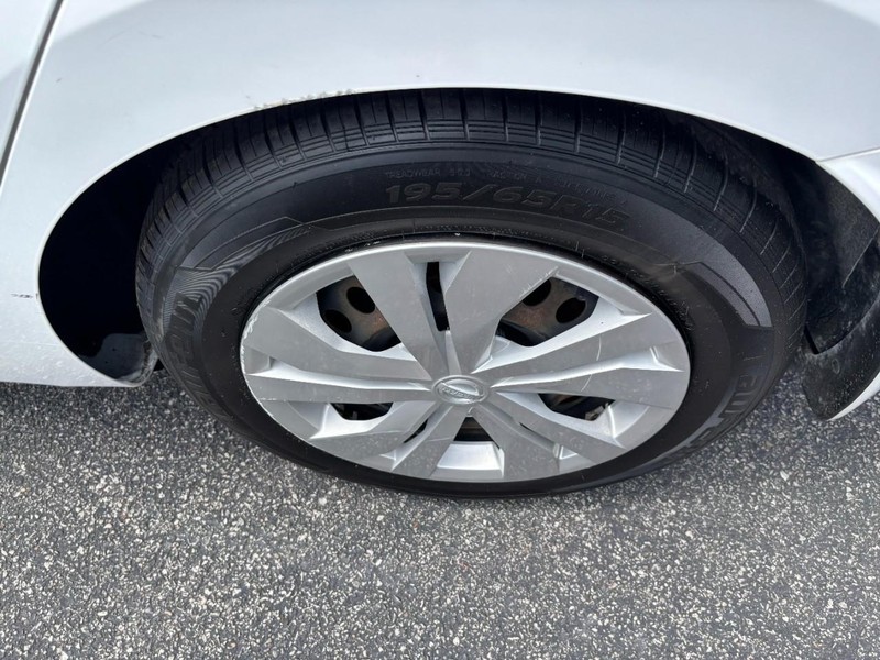 Nissan Versa Vehicle Image 06