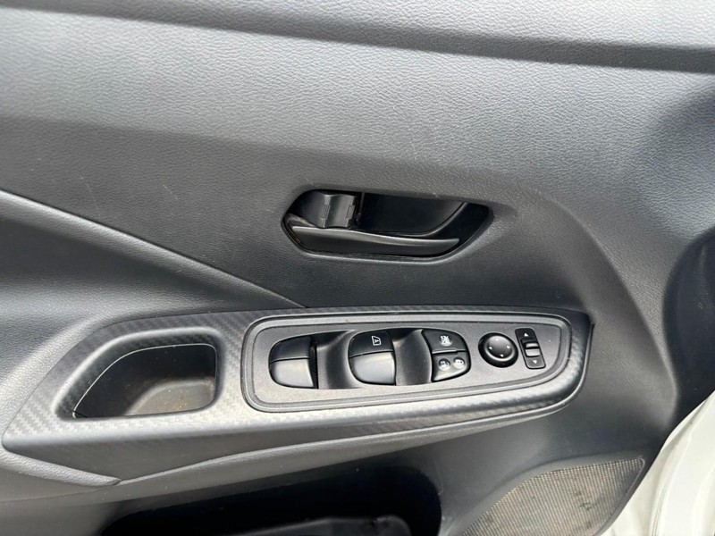 Nissan Versa Vehicle Image 09