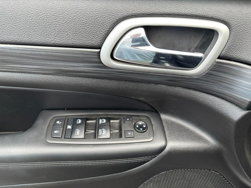 Jeep Grand Cherokee Vehicle Image 09