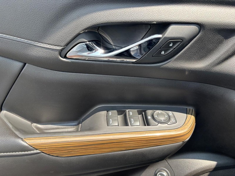 GMC Acadia Vehicle Image 09