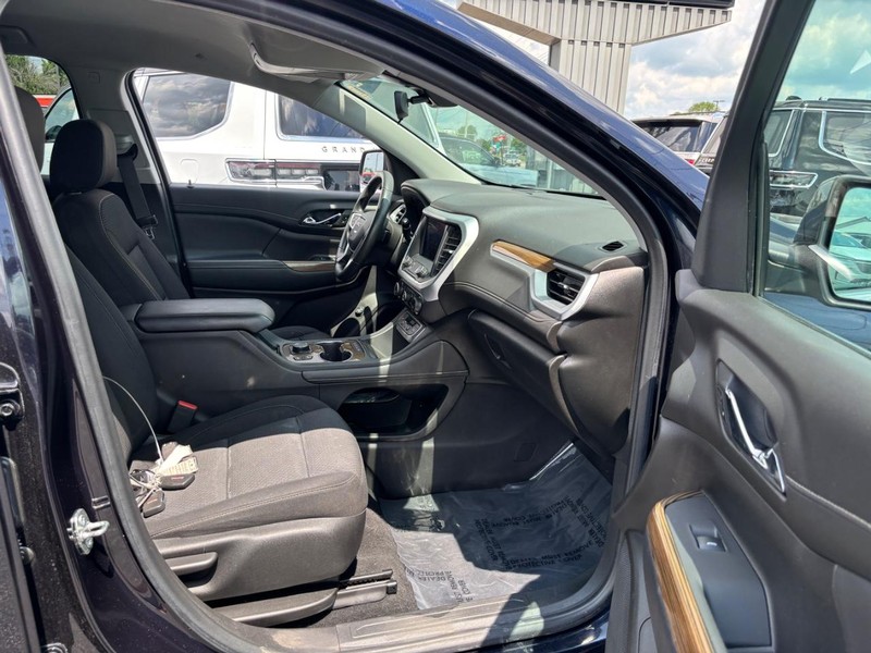 GMC Acadia Vehicle Image 11
