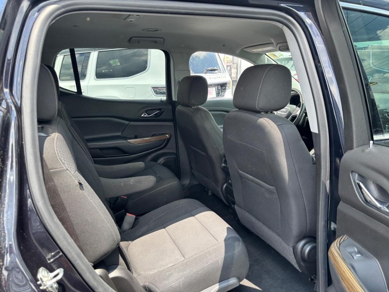 GMC Acadia Vehicle Image 12