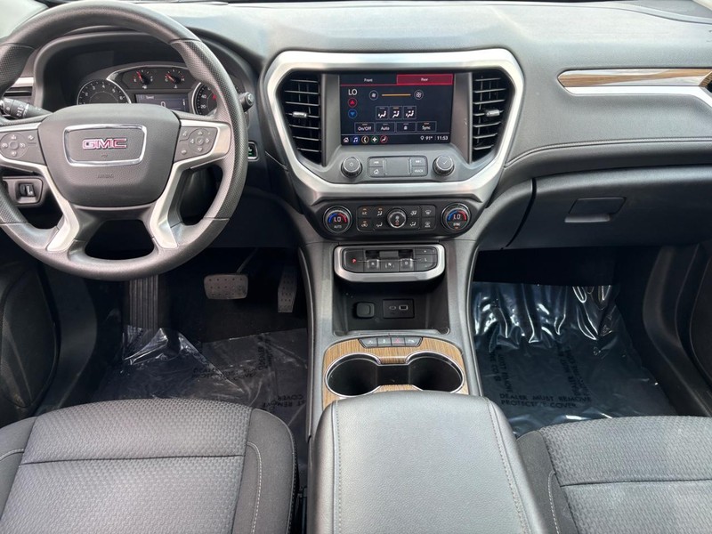 GMC Acadia Vehicle Image 13