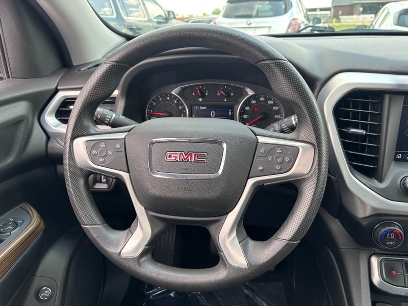 GMC Acadia Vehicle Image 14
