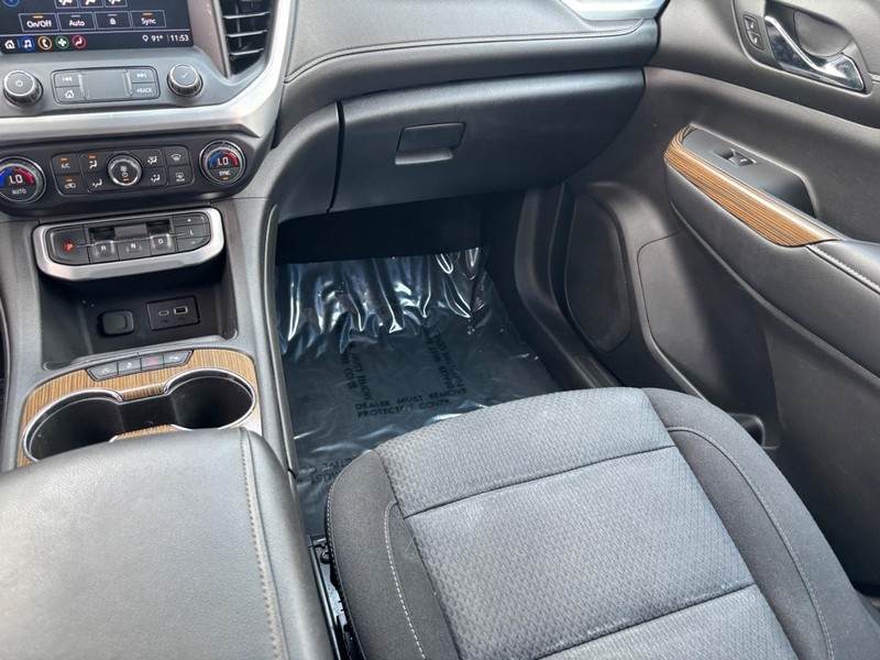 GMC Acadia Vehicle Image 16