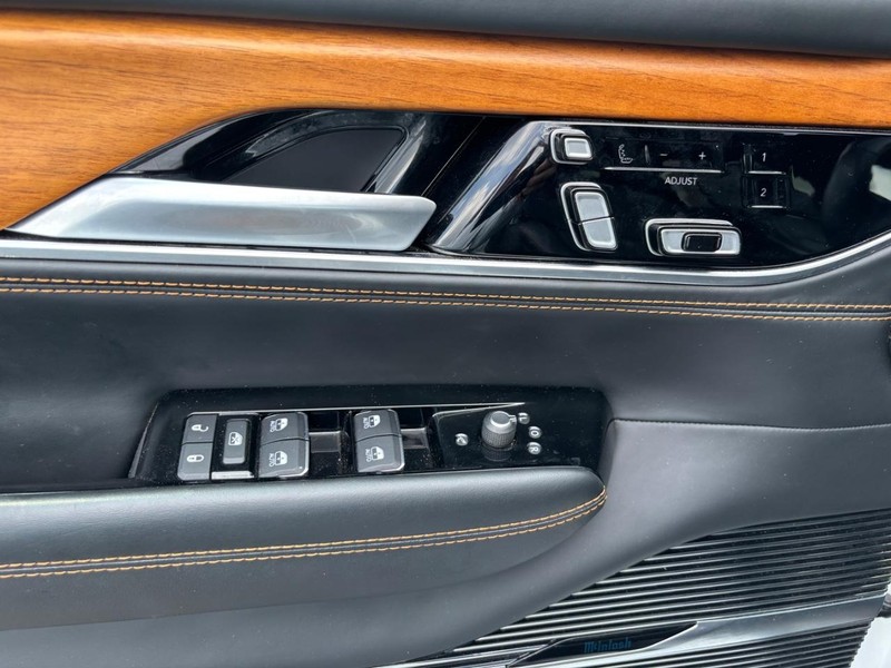 Jeep Grand Wagoneer L Vehicle Image 10