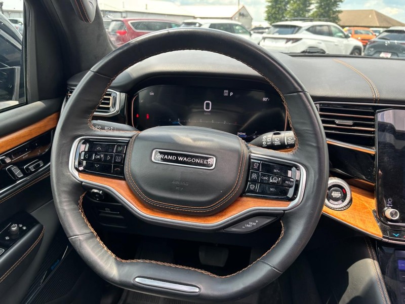 Jeep Grand Wagoneer L Vehicle Image 15