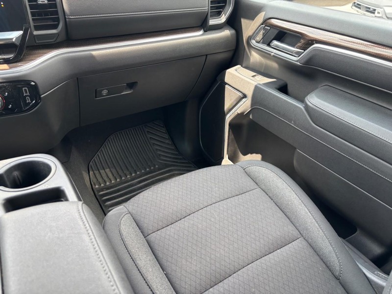 Chevrolet Silverado 2500HD Vehicle Image 16