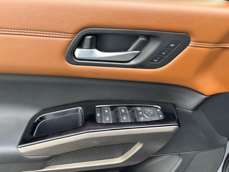 Nissan Pathfinder Vehicle Image 09