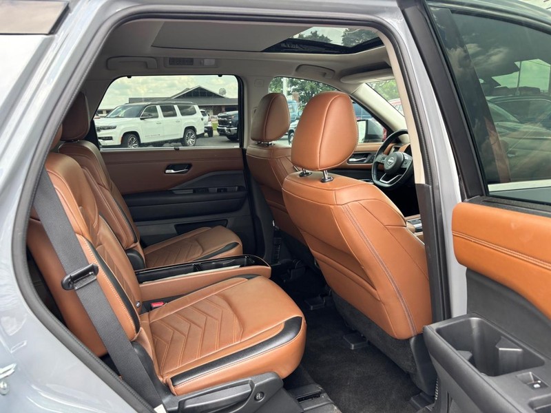 Nissan Pathfinder Vehicle Image 12