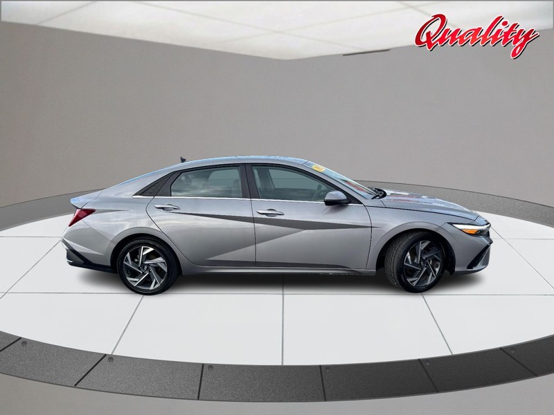 Hyundai Elantra Vehicle Image 02