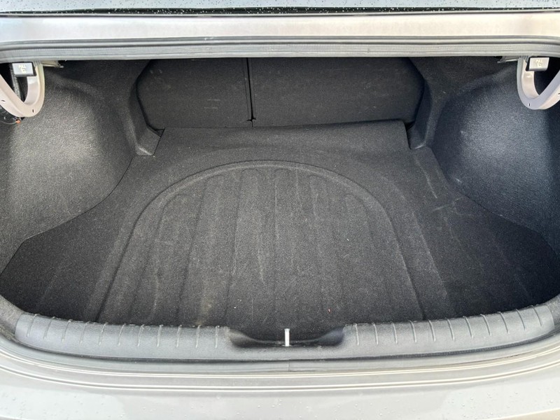 Hyundai Elantra Vehicle Image 06