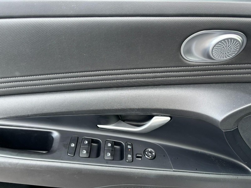 Hyundai Elantra Vehicle Image 09
