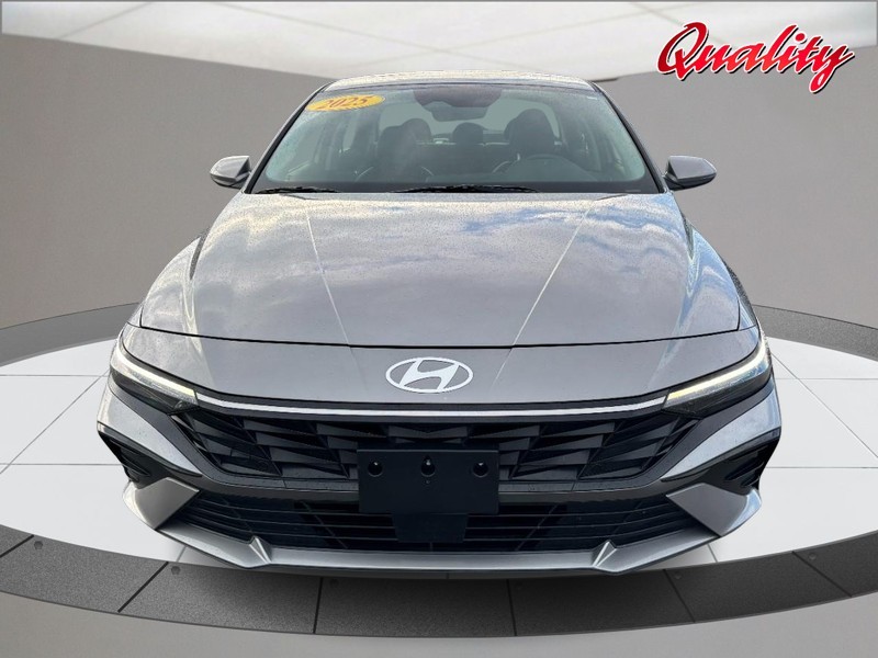Hyundai Elantra Vehicle Image 10