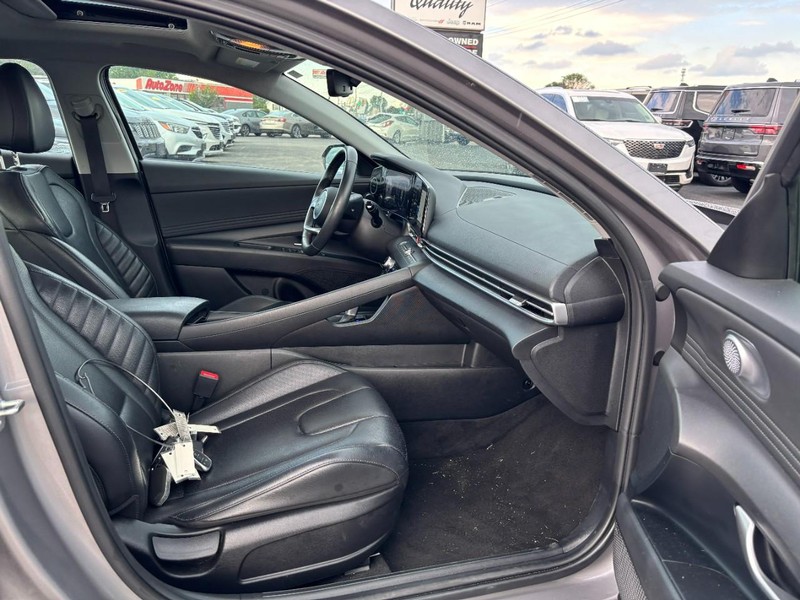 Hyundai Elantra Vehicle Image 11