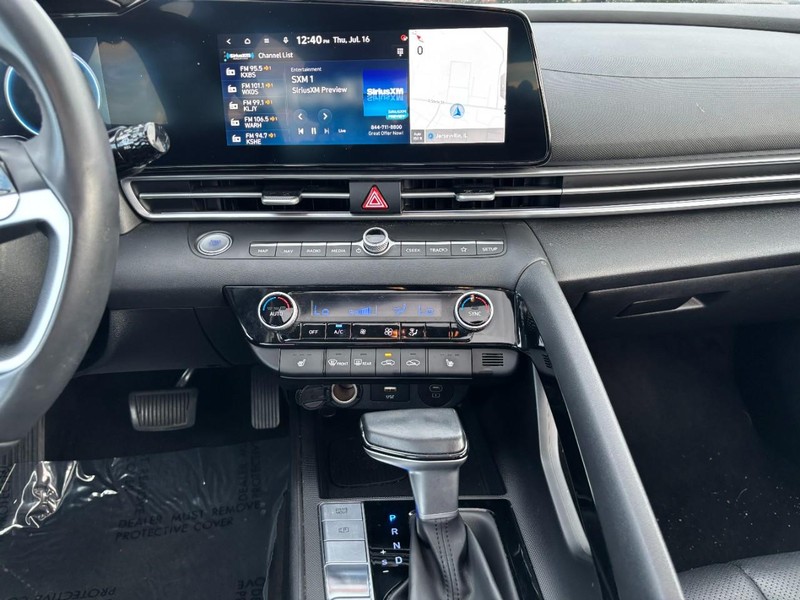 Hyundai Elantra Vehicle Image 15