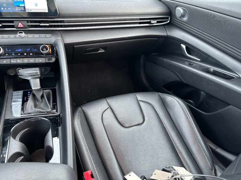 Hyundai Elantra Vehicle Image 16