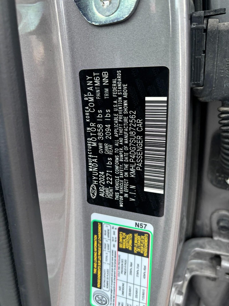 Hyundai Elantra Vehicle Image 17