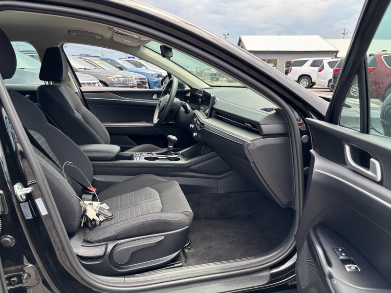 Kia K5 Vehicle Image 11