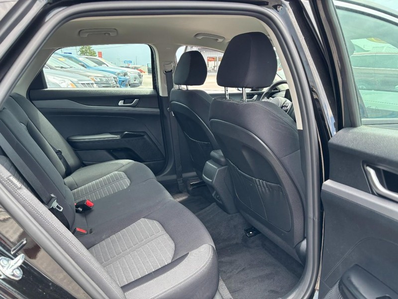 Kia K5 Vehicle Image 12