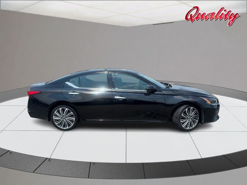 Nissan Altima Vehicle Image 02