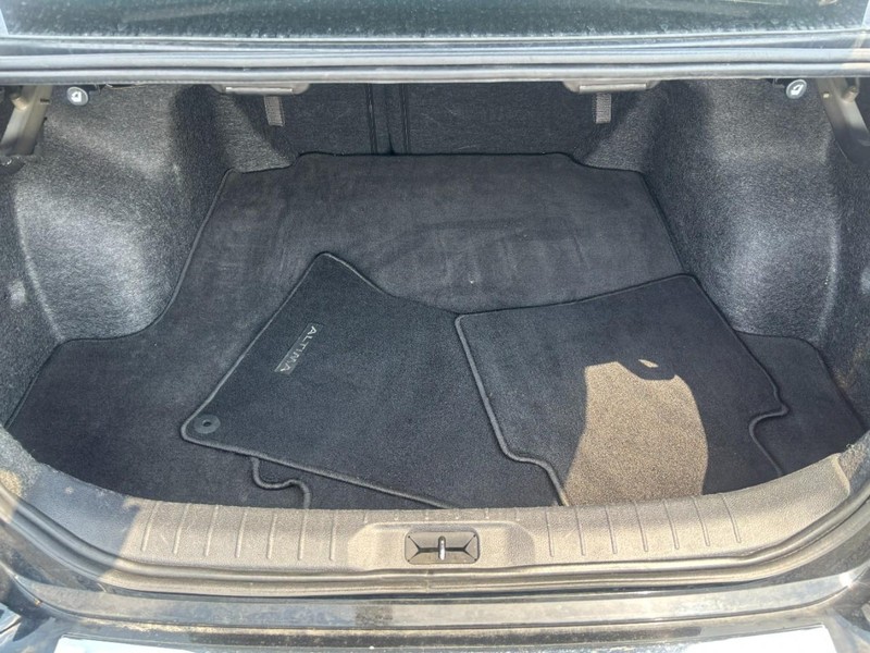Nissan Altima Vehicle Image 06