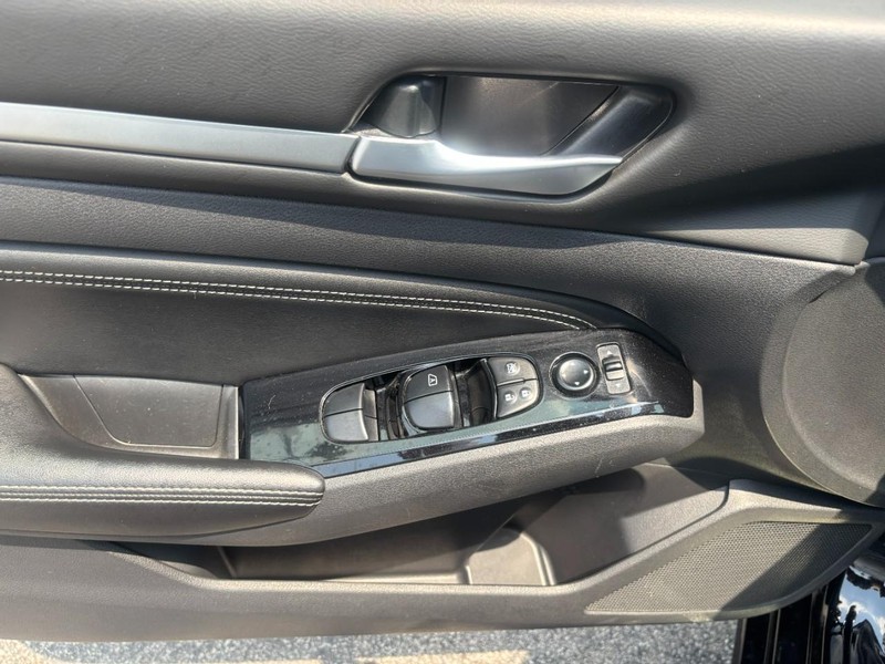 Nissan Altima Vehicle Image 09