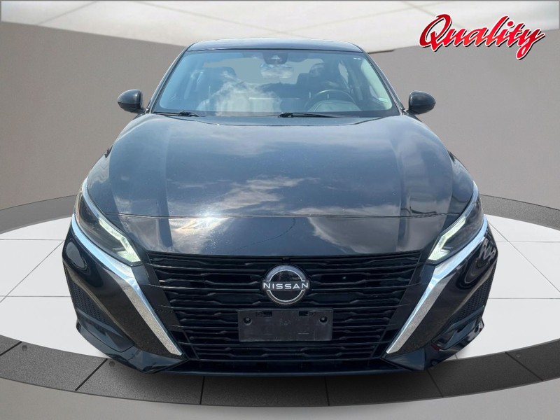 Nissan Altima Vehicle Image 10