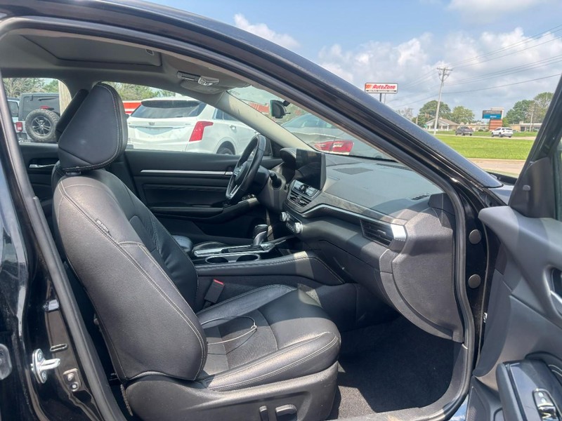 Nissan Altima Vehicle Image 11