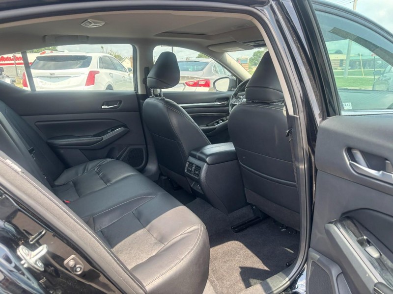 Nissan Altima Vehicle Image 12