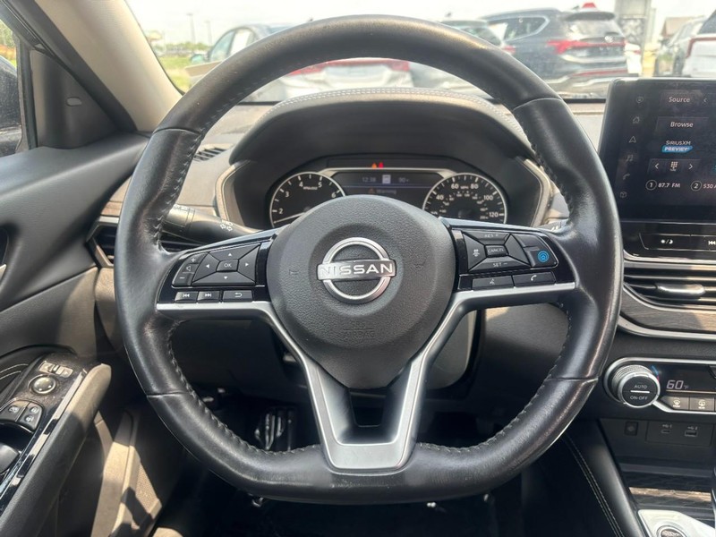 Nissan Altima Vehicle Image 14