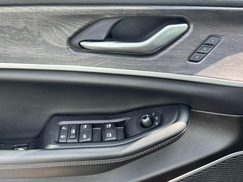 Jeep Grand Cherokee 4xe Vehicle Image 09