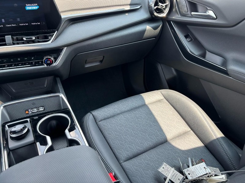 Chevrolet Equinox Vehicle Image 16