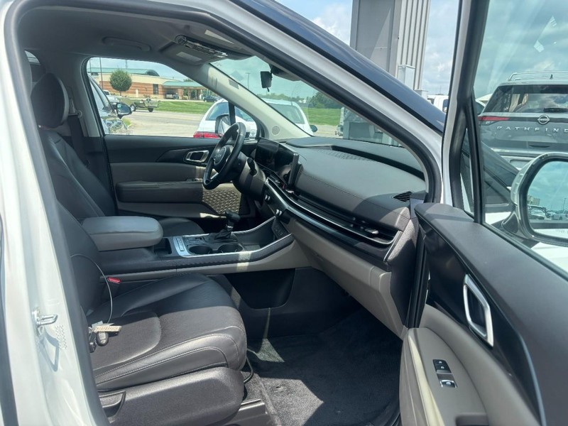 Kia Carnival Vehicle Image 11