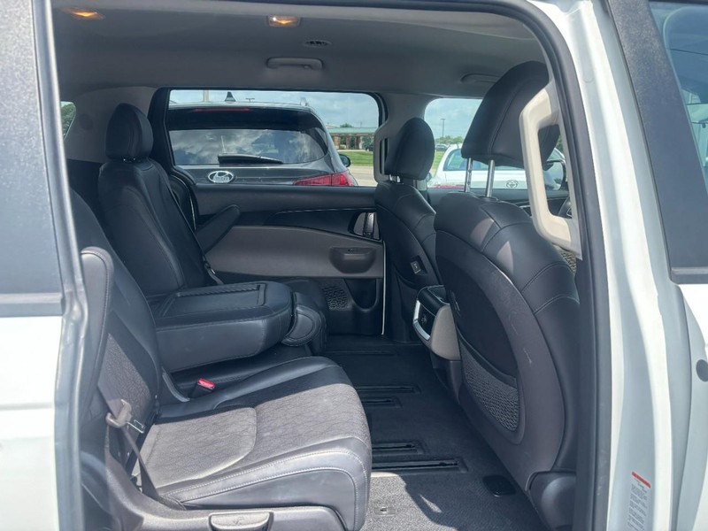 Kia Carnival Vehicle Image 12
