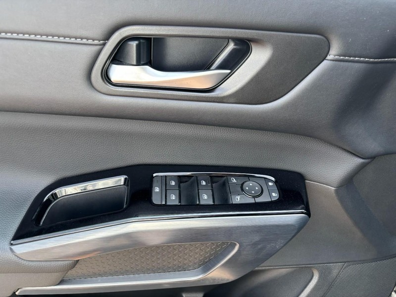 Nissan Pathfinder Vehicle Image 09