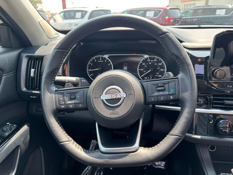 Nissan Pathfinder Vehicle Image 14