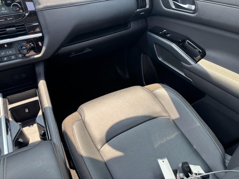 Nissan Pathfinder Vehicle Image 16