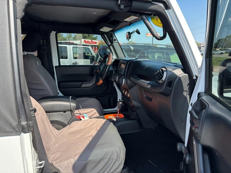 Jeep Wrangler Vehicle Image 11