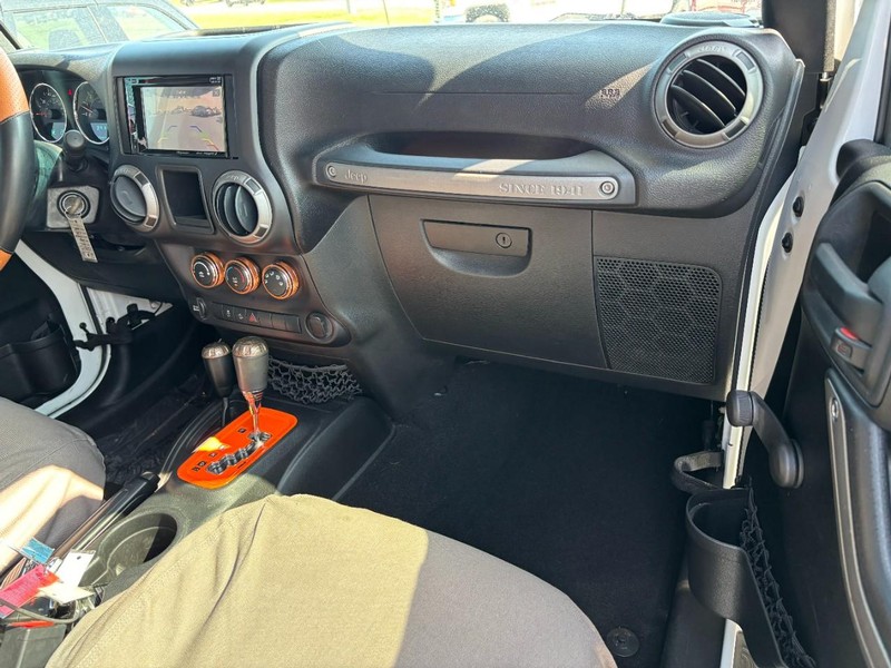 Jeep Wrangler Vehicle Image 12