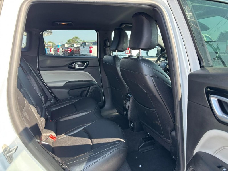 Jeep Compass Vehicle Image 12