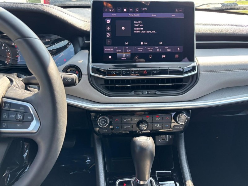 Jeep Compass Vehicle Image 15