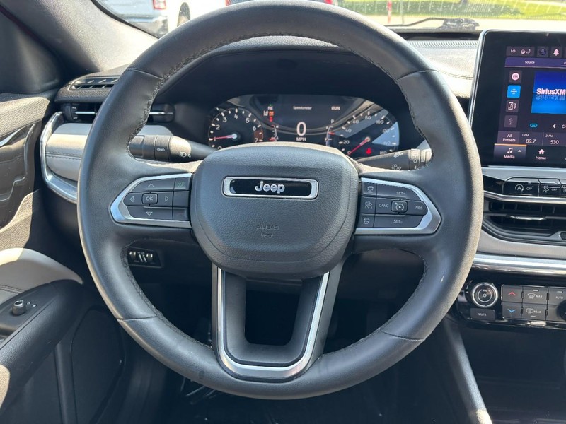 Jeep Compass Vehicle Image 14