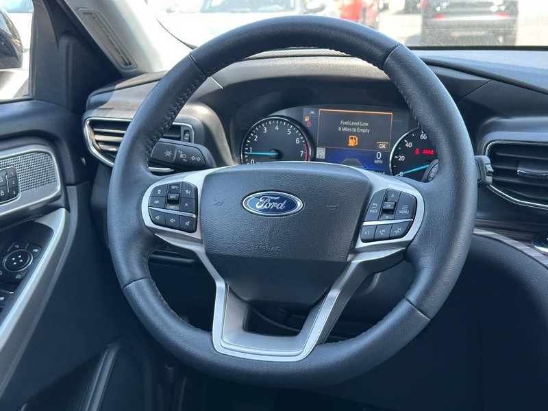 Ford Explorer Vehicle Image 15