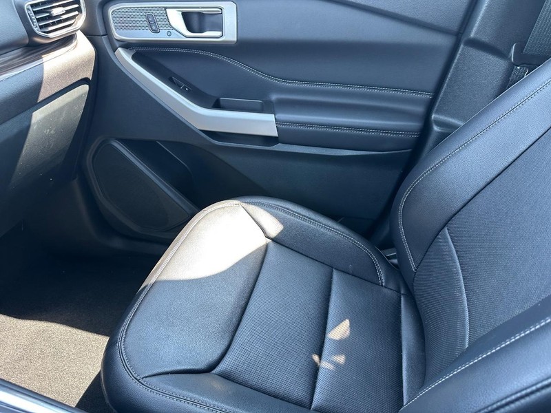 Ford Explorer Vehicle Image 24