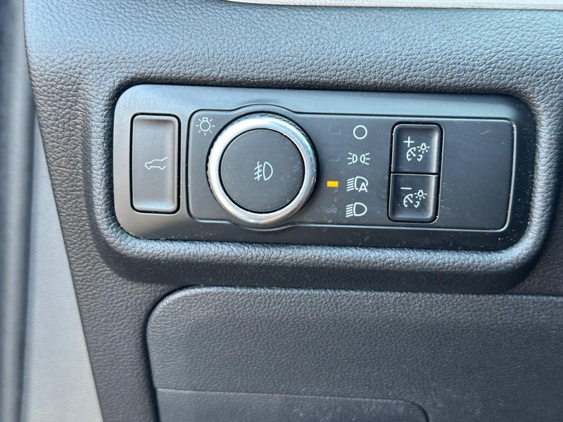 Ford Explorer Vehicle Image 26